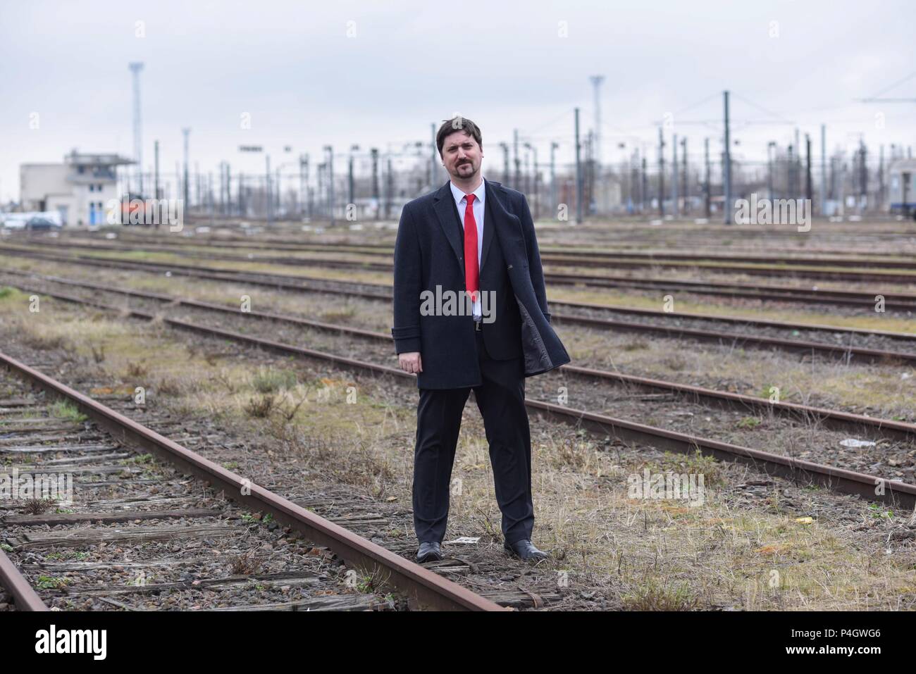 13 mars 2018 - Paris, France : Laurent Brun, le secrétaire général de l'union française CGT Cheminots ('Les cheminots') pose à proximité des chemins de fer. Les Français sont en train de préparer une grande manifestation de rue le 22 mars pour protester contre le Président Emmanuel MacronÕs des plans de réforme du national français Gare SNCF. Dans le cadre de leur mouvement d'opposition, les travailleurs ferroviaires envisagent également d'une grève des transports. Portrait de Laurent Brun, SecrŽtaire gŽnŽral de la CGT-Cheminots, prs des voies ferrŽes ˆ la gare de trappes. Banque D'Images