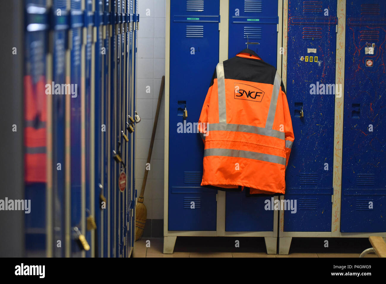 13 mars 2018 - Paris, France : Scène à l'intérieur d'un atelier de fer français appartenant à l'entreprise nationale SNCF. Les Français sont en train de préparer une grande manifestation de rue le 22 mars pour protester contre le Président Emmanuel MacronÕs des plans de réforme du national français Gare SNCF. Dans le cadre de leur mouvement d'opposition, les travailleurs ferroviaires envisagent également d'une grève des transports. Une chasuble SNCF dans les locaux des cheminots au depot de trappes. Banque D'Images
