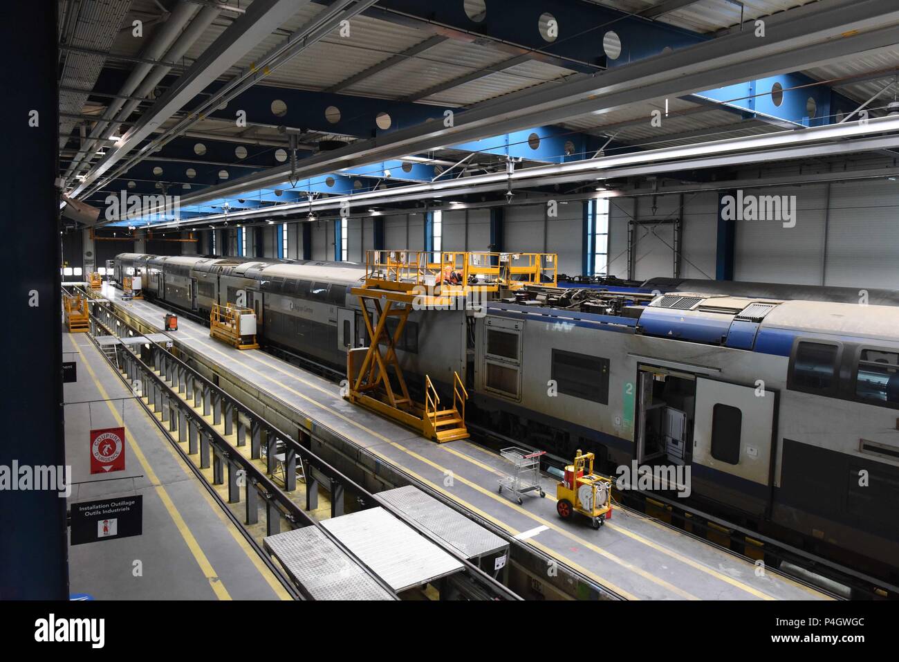 13 mars 2018 - Paris, France : Scène à l'intérieur d'un atelier de fer français appartenant à l'entreprise nationale SNCF. Les Français sont en train de préparer une grande manifestation de rue le 22 mars pour protester contre le Président Emmanuel MacronÕs des plans de réforme du national français Gare SNCF. Dans le cadre de leur mouvement d'opposition, les travailleurs ferroviaires envisagent également d'une grève des transports. Atelier de maintenance de la SNCF au depot de trappes. Banque D'Images