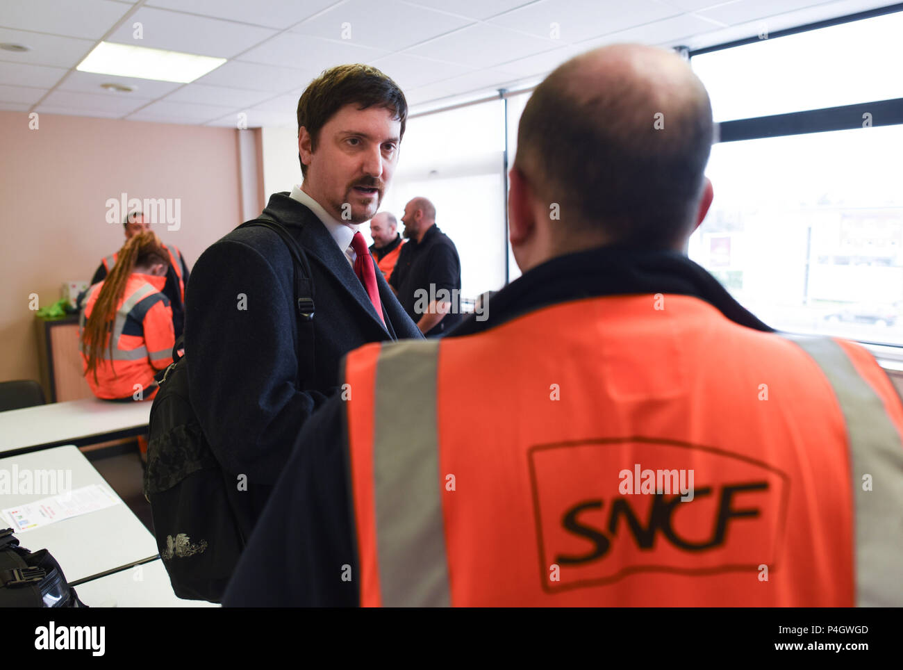 13 mars 2018 - Paris, France : Laurent Brun (L), le chef de l'union française CGT Cheminots ('Les cheminots") traite d'une réunion syndicale. Les Français sont en train de préparer une grande manifestation de rue le 22 mars pour protester contre le Président Emmanuel MacronÕs des plans de réforme du national français Gare SNCF. Dans le cadre de leur mouvement d'opposition, les travailleurs ferroviaires envisagent également d'une grève des transports. Portrait de Laurent Brun, SecrŽtaire gŽnŽral de la CGT-Cheminots, lors d'une reunion pour preparer la greve avec les cheminots de trappes. Banque D'Images