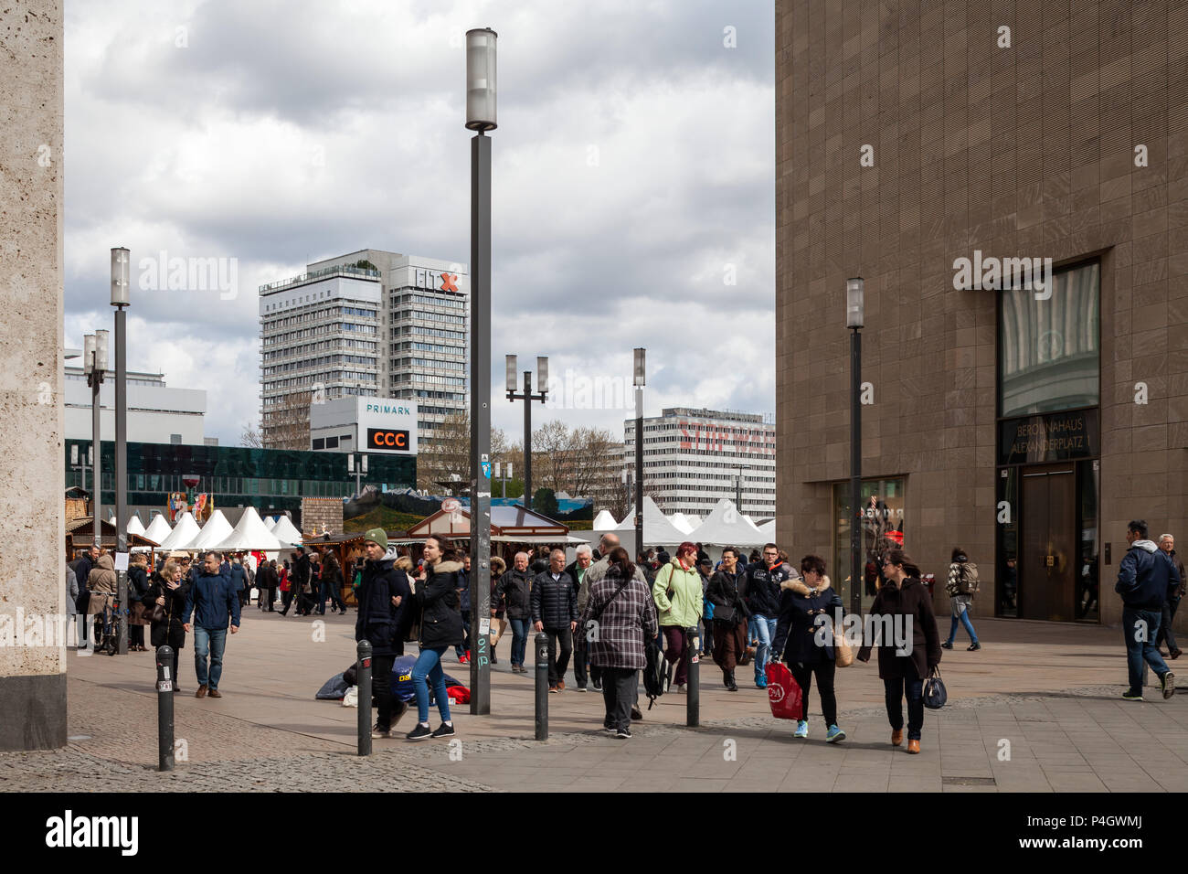 Berlin, Allemagne, de passants entre Galeria Kaufhof et Haus Berolina à Alexanderplatz à Berlin-Mitte Banque D'Images