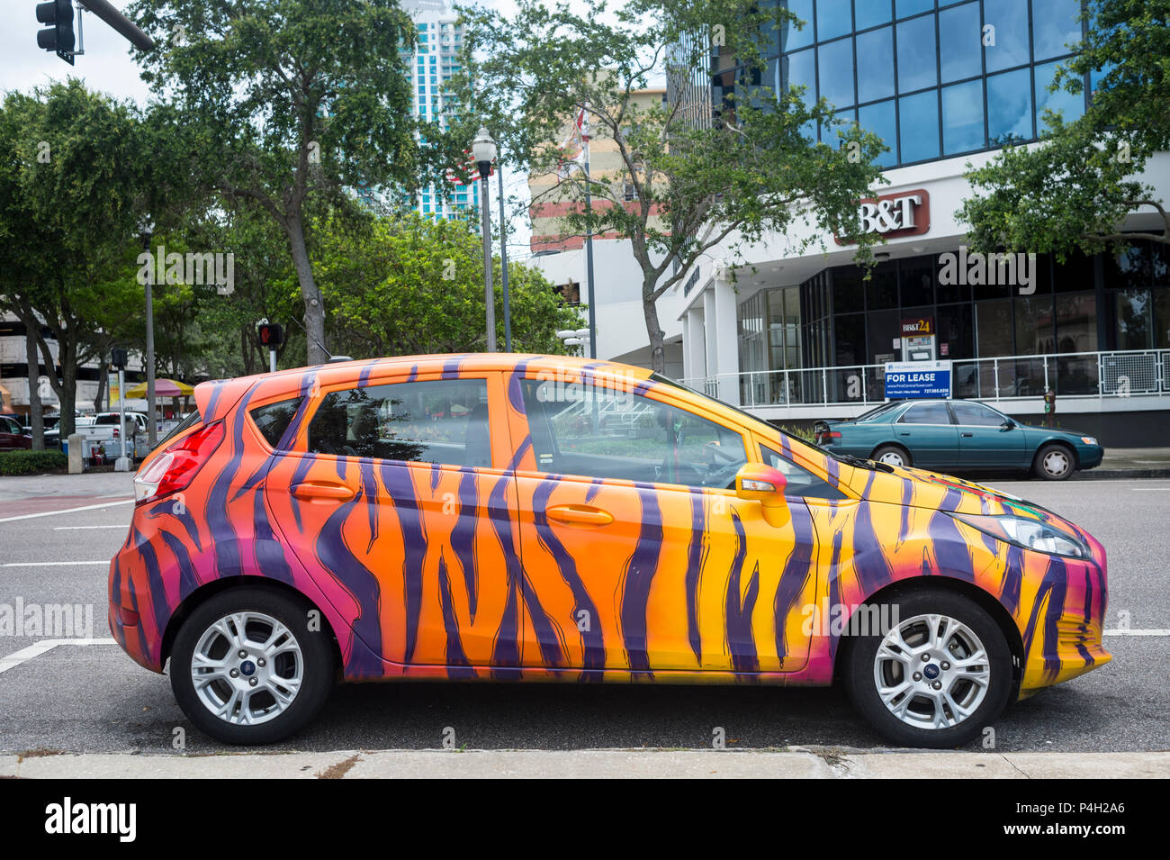 Ford voiture peinte de rayures multicolores. Banque D'Images