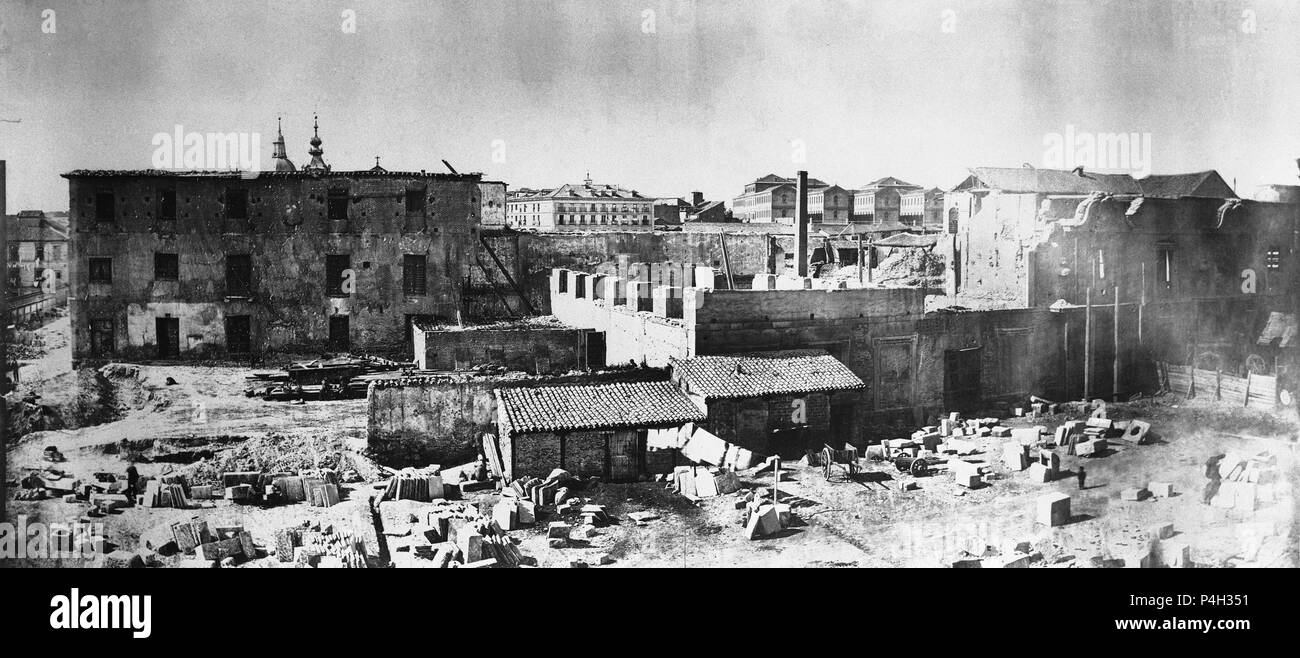 PANORAMA DE MONTELEON DESDE LA ENTRADA DEL ANTIGUO PARQUE HASTA EL FINAL DE LAS RUINAS DE PALACIO - AYUNTAMIENTO POPULAR DE 1869 - FOTOGRAFIA DEL SIGL. Lieu : MUSÉE DE L'HISTOIRE-FOTOGRAFIAS, ESPAGNE. Banque D'Images