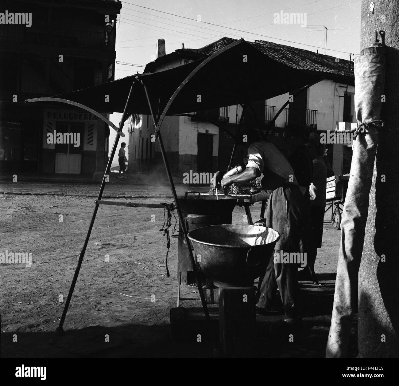 CHURRERIA EN UNA CALLE DE NAVALCARNERO - FOTOGRAFIA en blanco y negro - años 60. Lieu : extérieur, MADRID, ESPAGNE. Banque D'Images