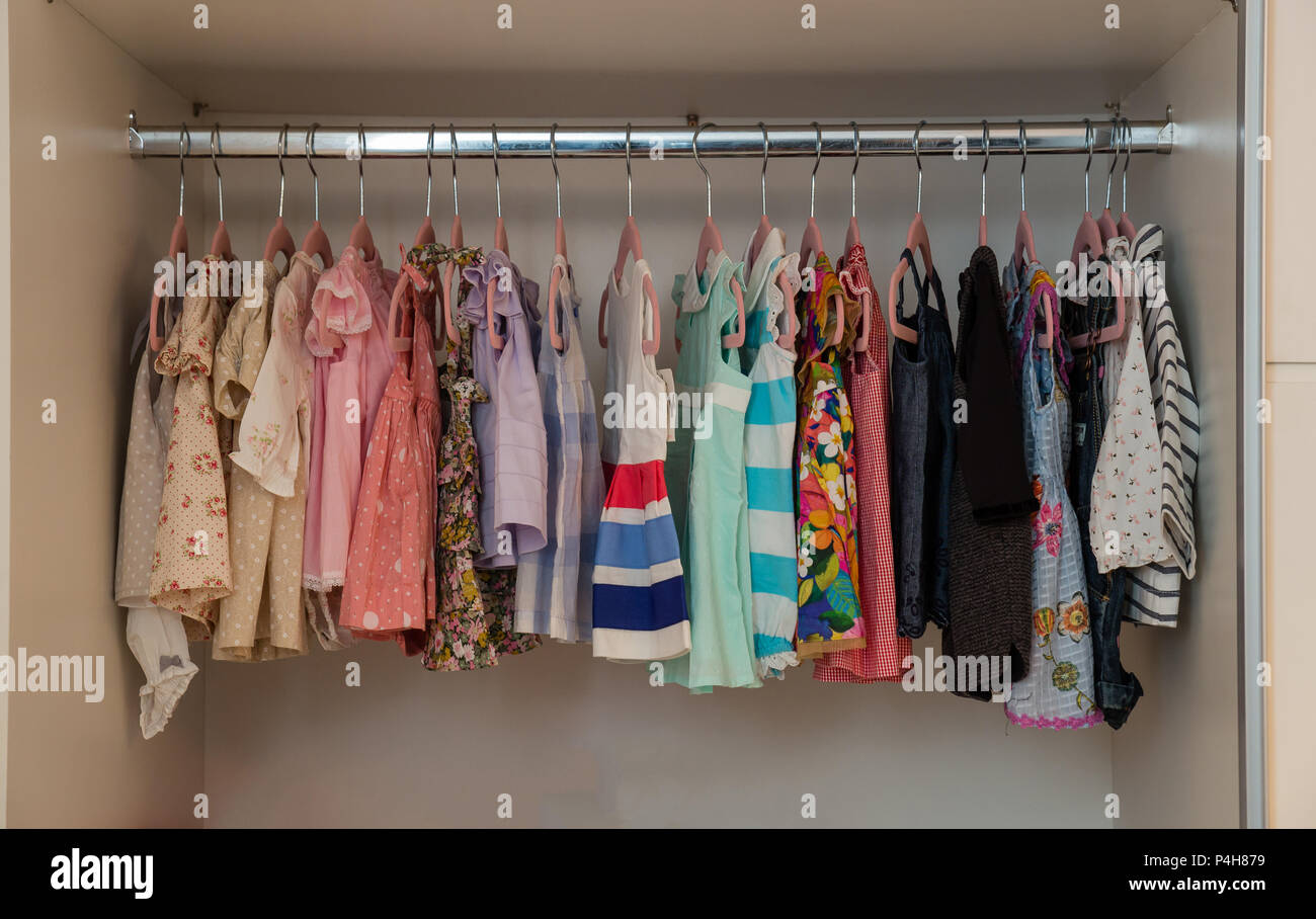 Marque Coloree Nouveau Bebe Fille Vetements A L Interieur Penderie Avec Eclairage Lumineux Photo Stock Alamy