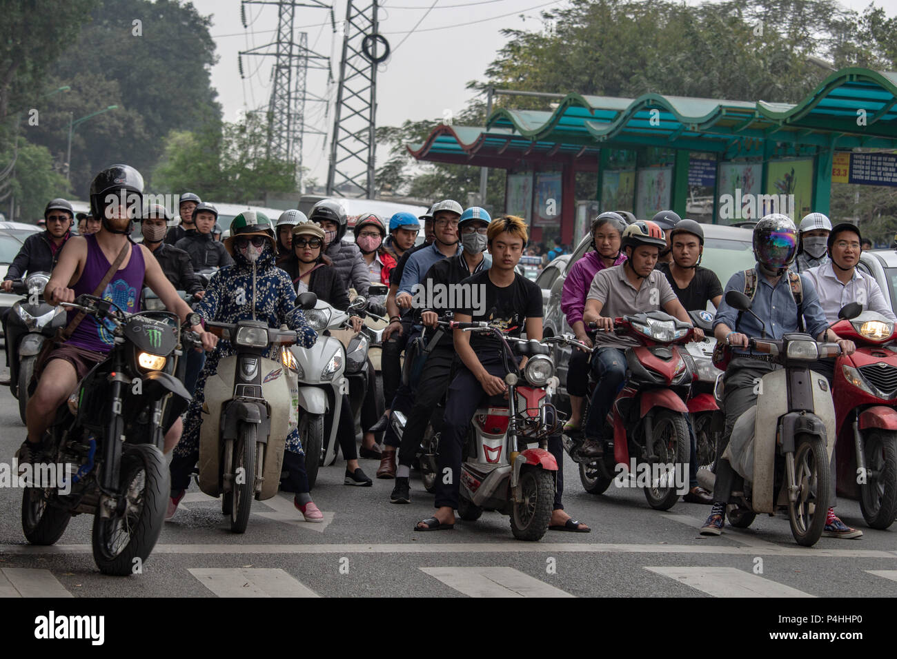 Hanoi, Vietnam - 16 mars 2018 : les motos en attente devant un feu de circulation aux heures de pointe à Hanoi Banque D'Images