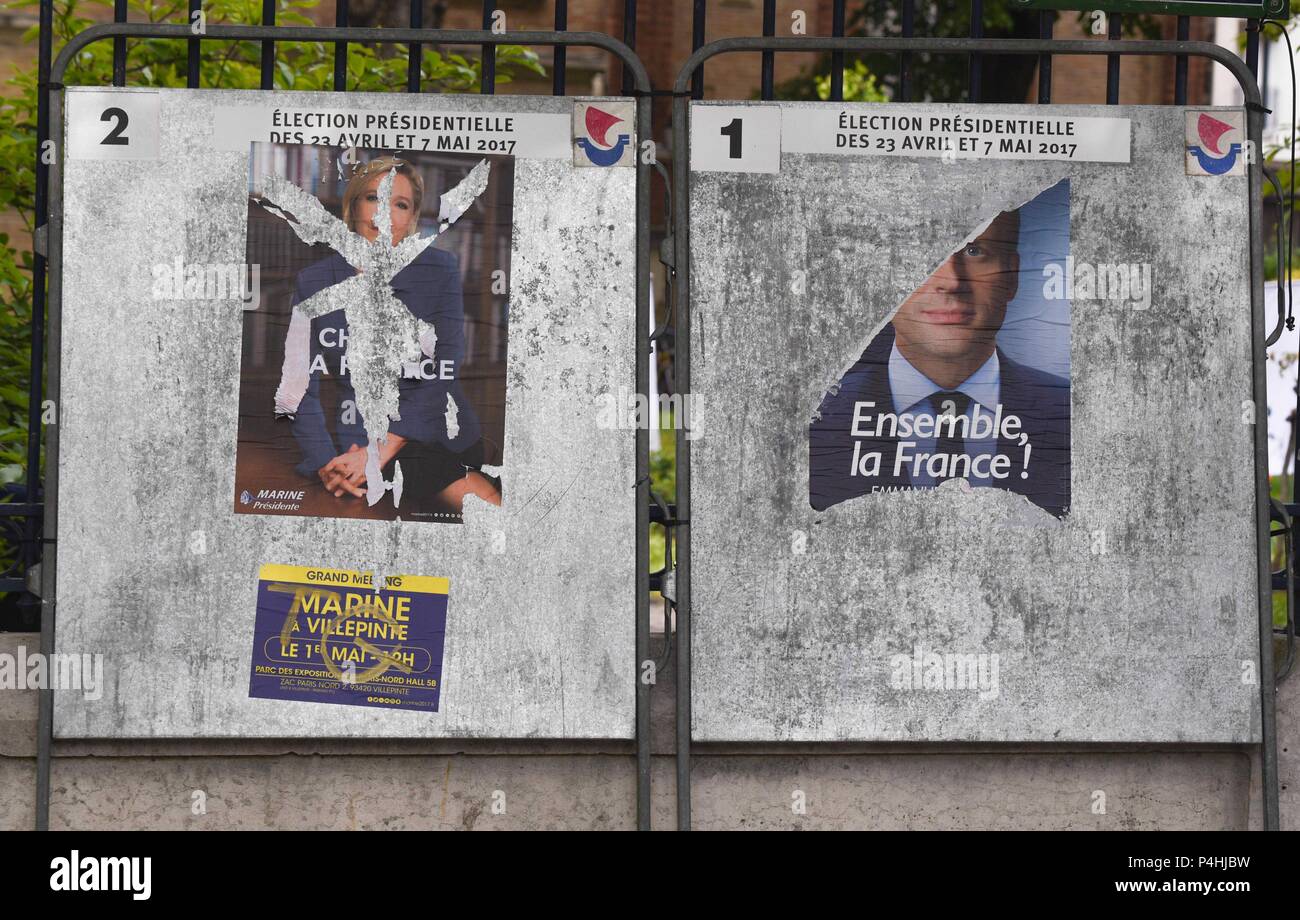 29 avril 2017 - Paris, France : dégradé les affiches électorales des candidats à l'élection présidentielle française Emmanuel Macron et Marine Le Pen, mis en place à proximité d'un centre de scrutin avant le run-off. Affiches electorales officielles pour le deuxième tour de la présidentielle. Banque D'Images