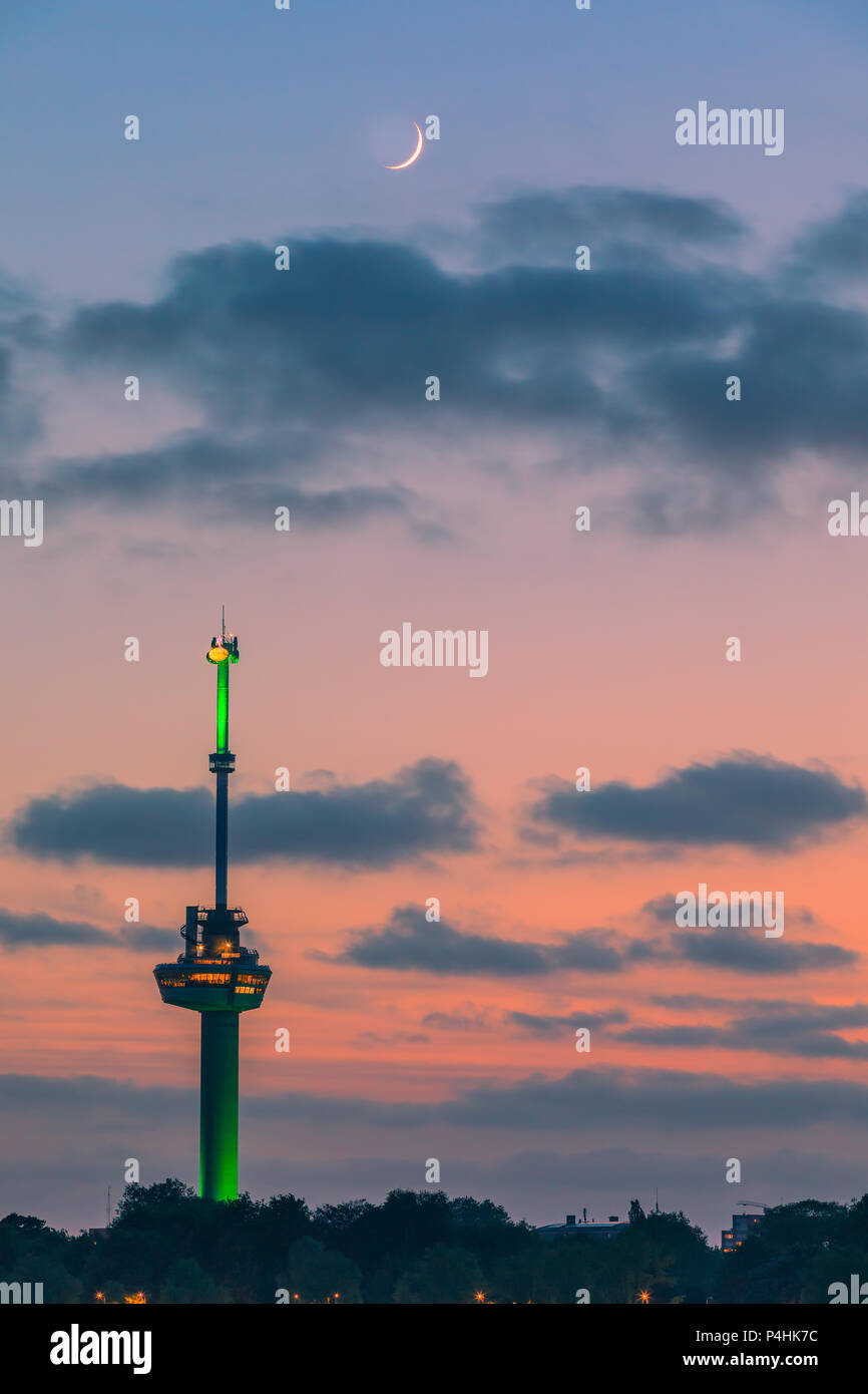 Avis sur l'Euromast, au crépuscule, Rotterdam, Pays-Bas Banque D'Images