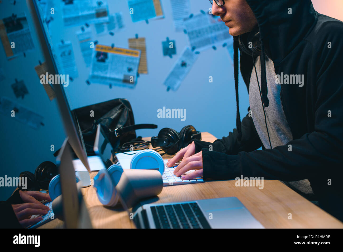 Cropped shot de jeunes phoques à capuchon hacker travailler avec ordinateur Banque D'Images