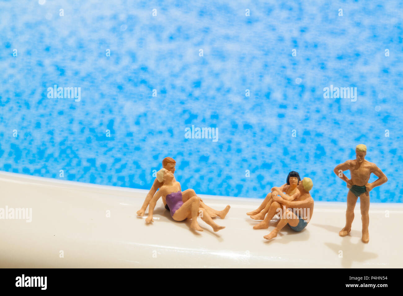 Les gens miniature : les vacanciers profitent de la plage Banque D'Images