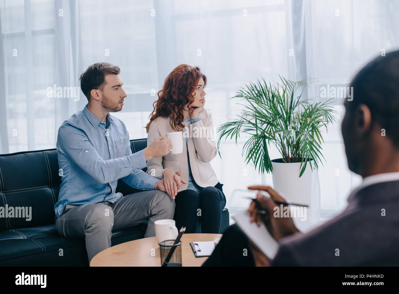 African American conseiller avec manuel et couple en instance de divorce sur canapé Banque D'Images