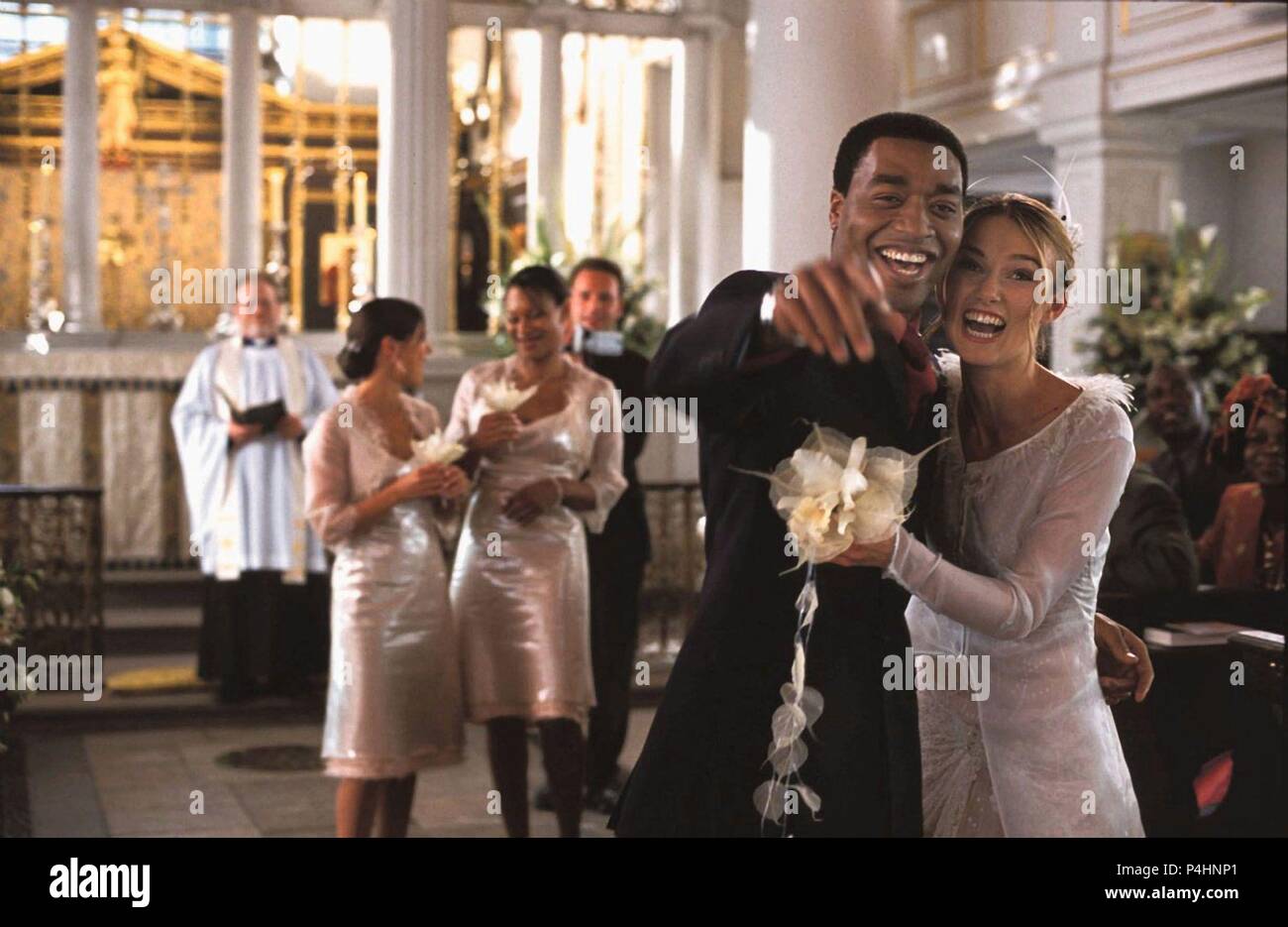 Titre original : Love Actually. Titre en anglais : L'AMOUR EN FAIT. Film Directeur : RICHARD CURTIS. Année : 2003. Stars : Chiwetel Ejiofor, Keira Knightley. Credit : Universal Studios / Album Banque D'Images