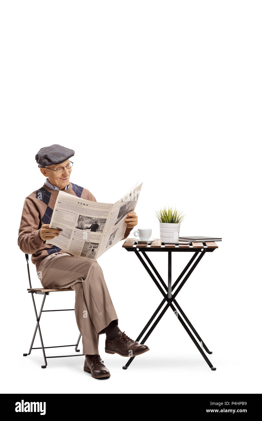 Un homme âgé assis à une table de café et lire un journal isolé sur fond blanc Banque D'Images