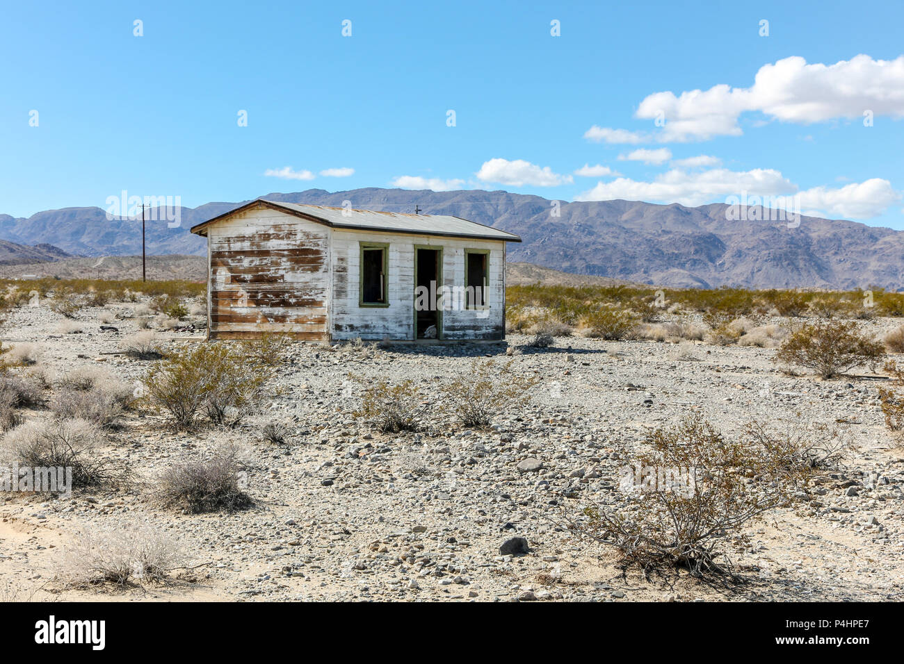 Un solitaire en bois abandonnés high desert homestead shack, près de Joshua Tree, le désert de Mojave, érodés, wonder Valley, Californie, USA. Banque D'Images