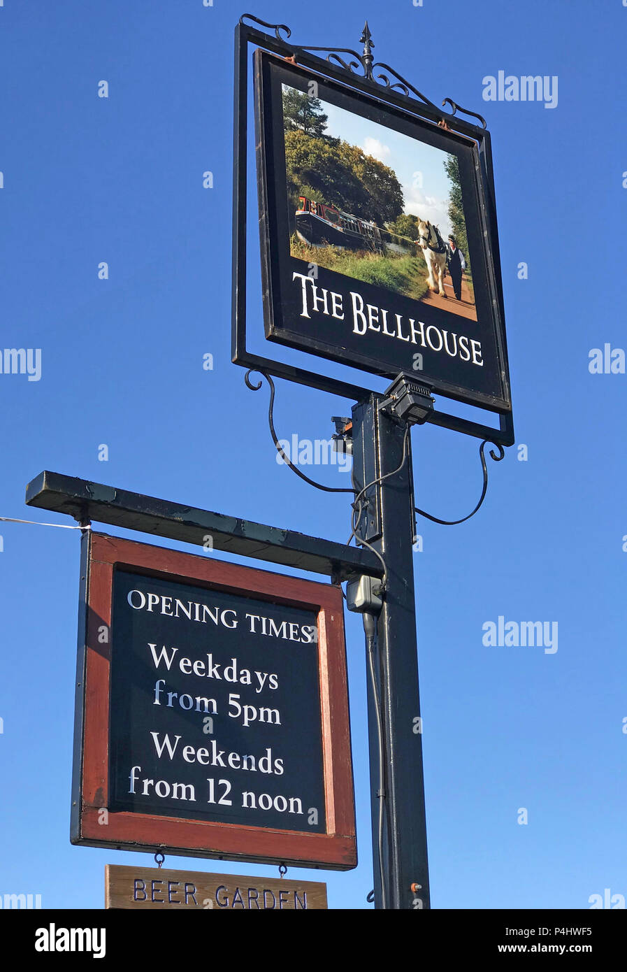 The Bellhouse Club Sign, heures d'ouverture, en semaine à partir de 12 h, week-ends à partir de midi, Bellhouse Lane, Grappenhall, Warrington, Cheshire Banque D'Images