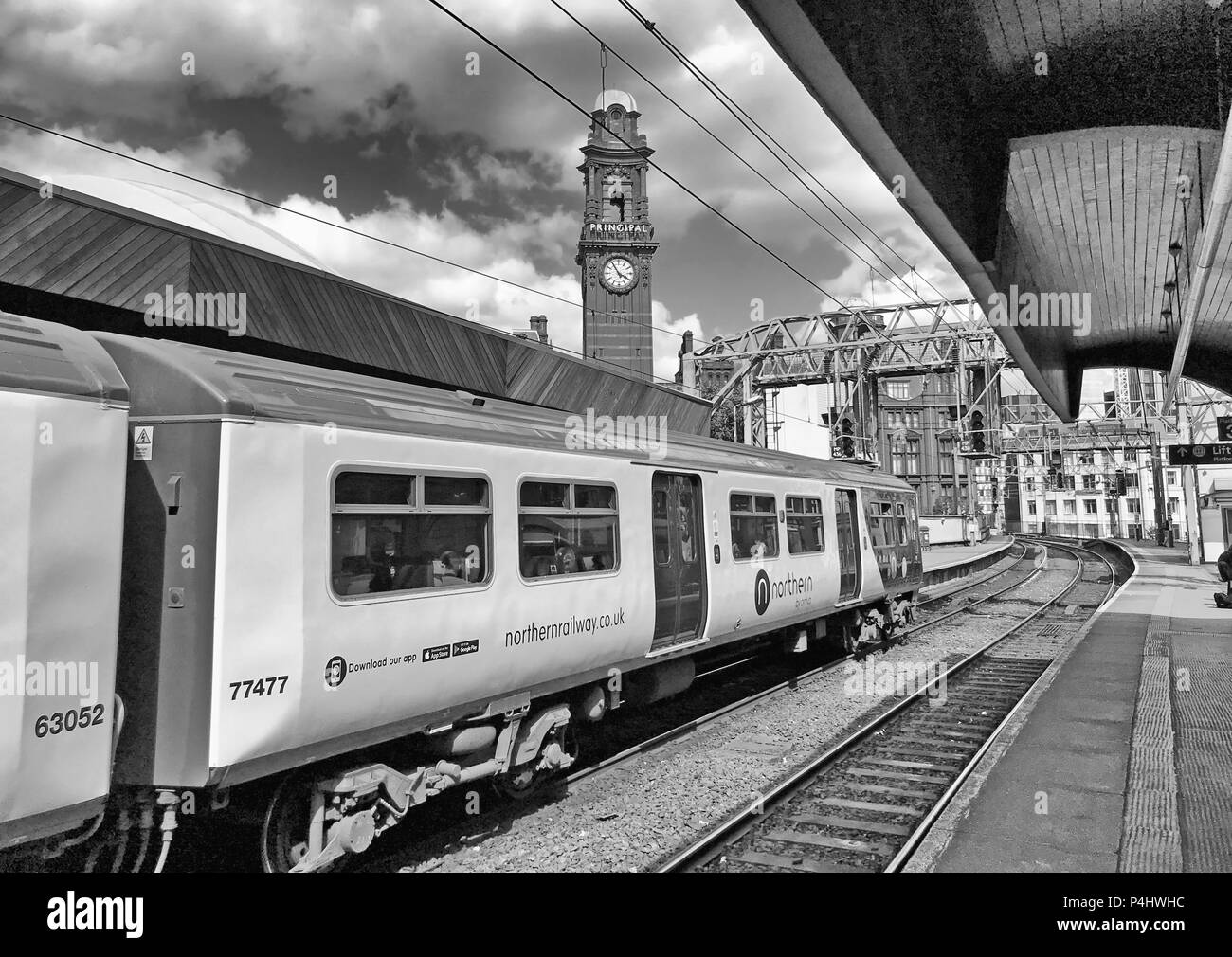 Mono image de retard de l'Electric Northern Railway train UEM à la Manchester Oxford Road Railway Station, North West England, UK, depuis les années 70 Banque D'Images