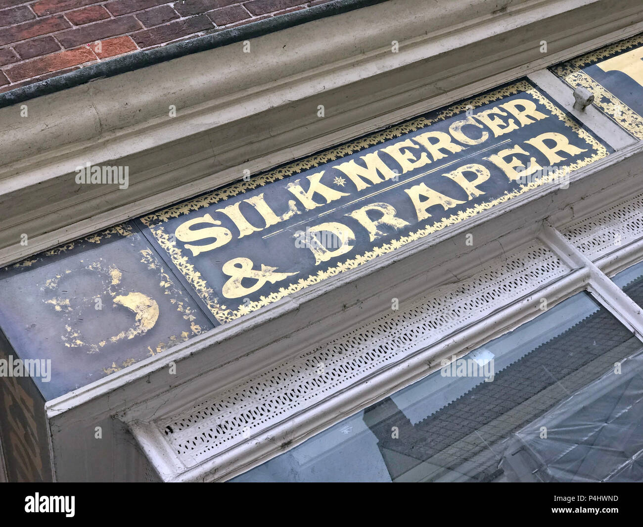 EH Hooper, soie Mercer & Draper, de Nouveautés & Manteaux boutique sign en lettres d'or, 25 High Street, Bridgwater, Somerset, England, UK, TA6 3SE Banque D'Images