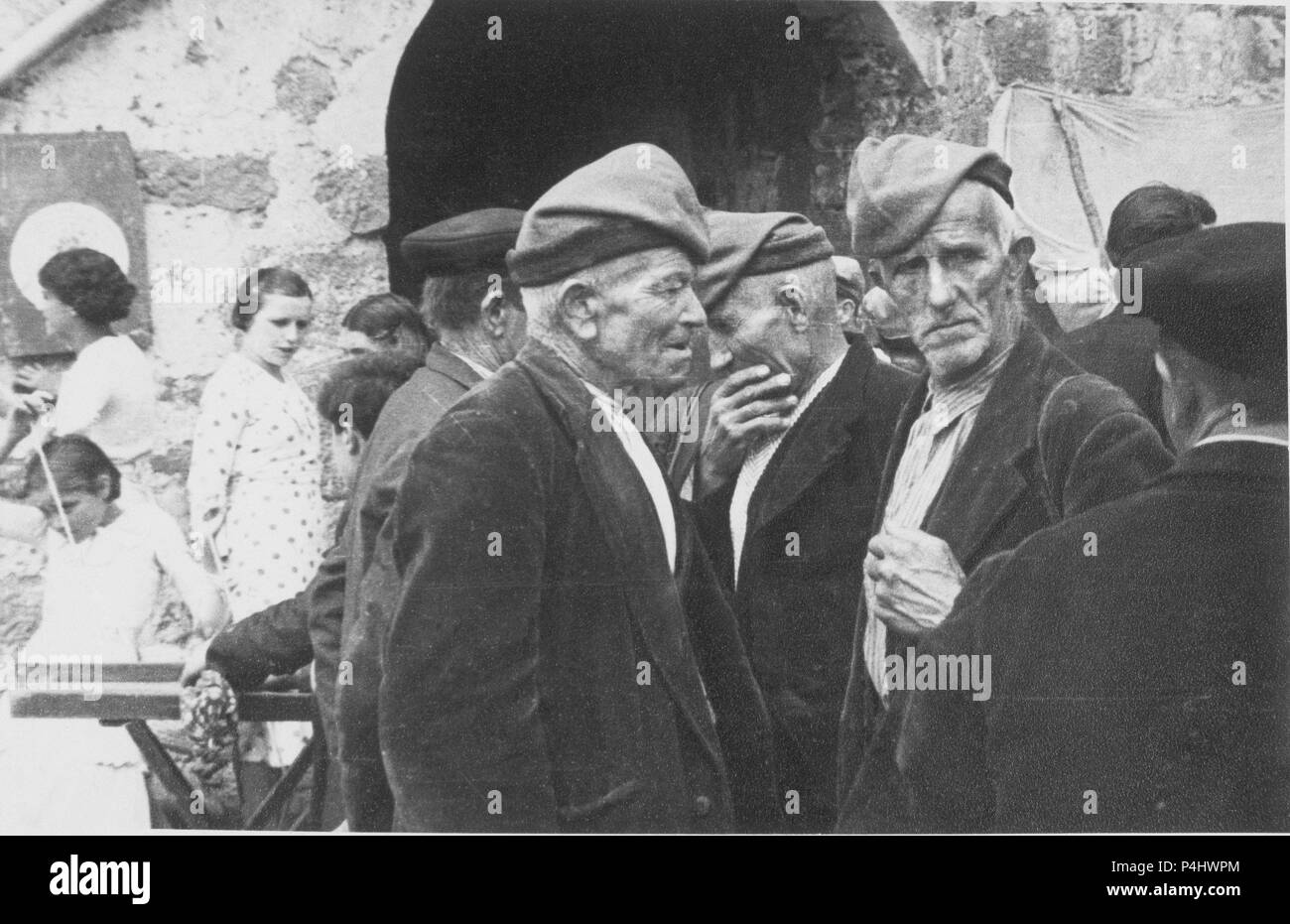 EN PAYESES DIA DE MERCADO - 1933 PICTORIALISTA - TECNICA - ByN 502. Auteur : Juan Fernández Oronoz (20e siècle). Lieu : extérieur, SANTA PAU, ESPAGNE. Banque D'Images