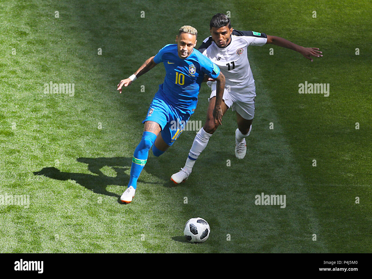 Neymar du Brésil (à gauche) et le Costa Rica's Johan Venegas bataille pour la balle durant la Coupe du Monde de football Groupe E match à Saint Pétersbourg, Russie. Stade Banque D'Images