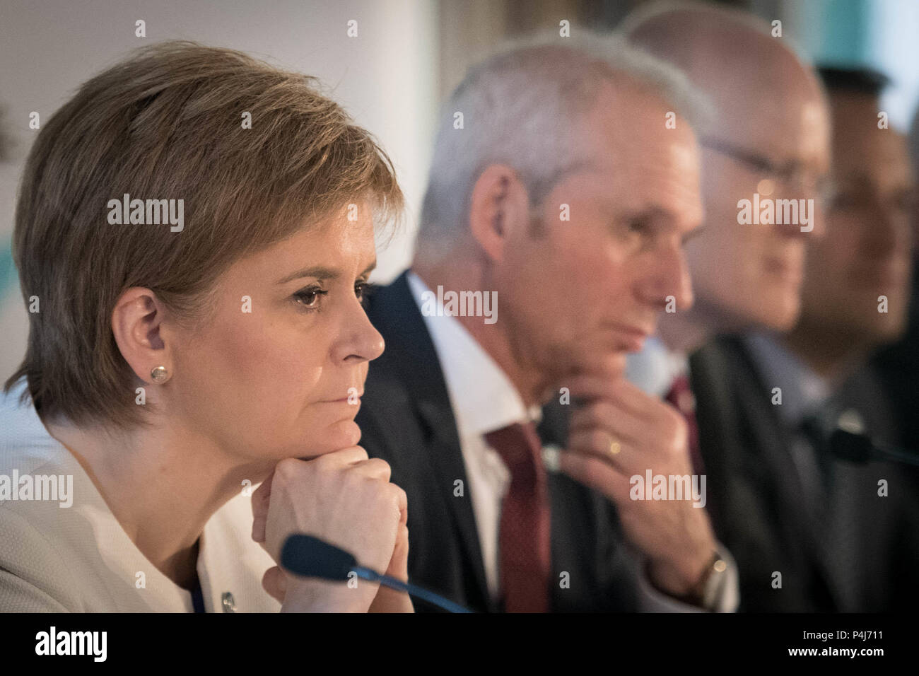 Premier Ministre de l'Écosse, Nicola Sturgeon (extrême gauche) et ministre de l'armoire Bureau, David Liddington (centre) Inscrivez-vous d'autres dirigeants pour une conférence de presse à l'Conseil britannico-irlandais (BIC) à Guernesey. Banque D'Images