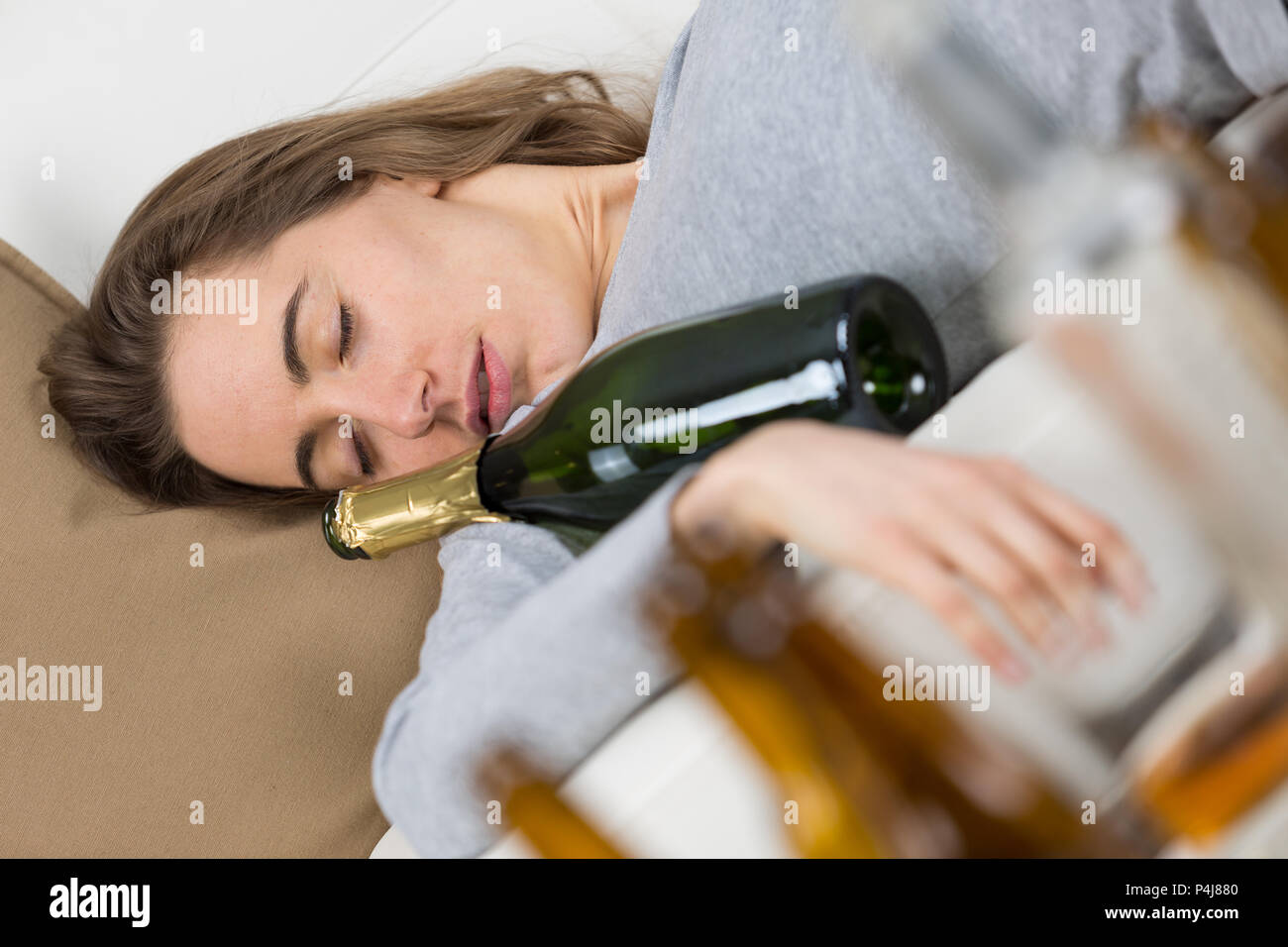 Femme ivre après partie à la maison Banque D'Images