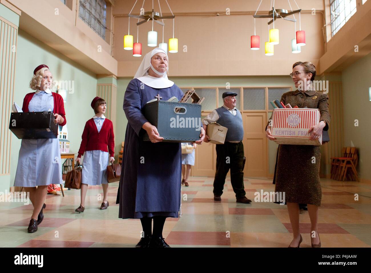 Titre original : APPELEZ LA SAGE-FEMME. Titre en anglais : APPELEZ LA SAGE-FEMME. Réalisateur : HEIDI THOMAS. Année : 2012. Stars : JUDY PARFITT ; LAURA ; HELEN PRINCIPAL GEORGE ; CLIFF PARISI ; BRYONY HANNAH. Credit : British Broadcasting Corporation (BBC) / Album Banque D'Images