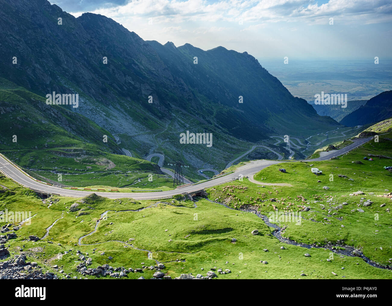 Vue de dessus de la route Transfagarasan, Carpates, Roumanie Banque D'Images