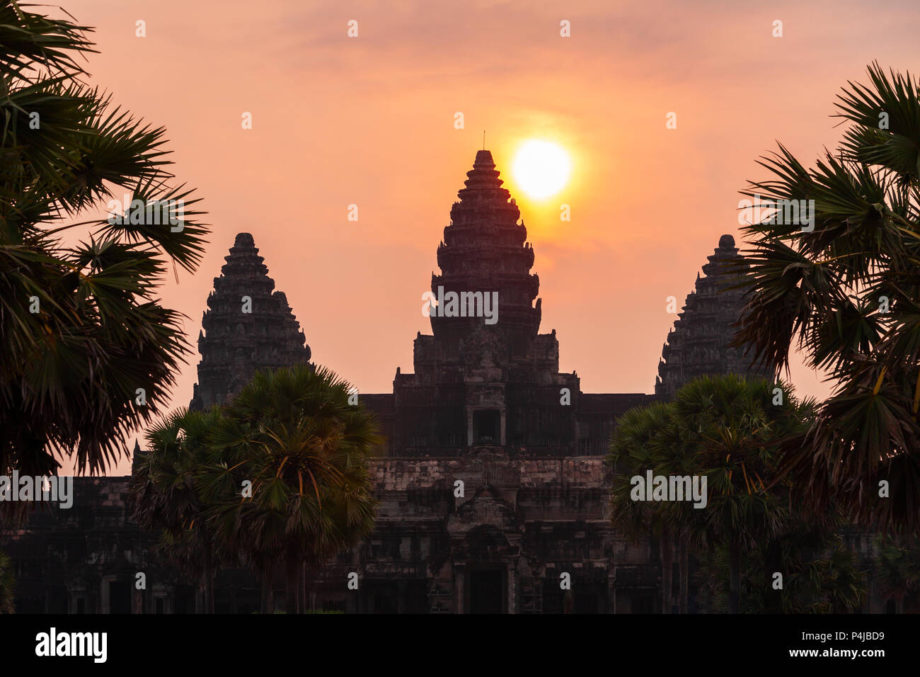 Temple d'Angkor Wat à Siem Reap au Cambodge au lever du soleil. Angkor Wat est le plus grand monument religieux du monde. Banque D'Images