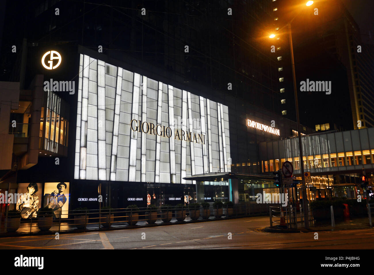Giorgo Armani boutique par nuit, l'île de Hong Kong, Chine Banque D'Images