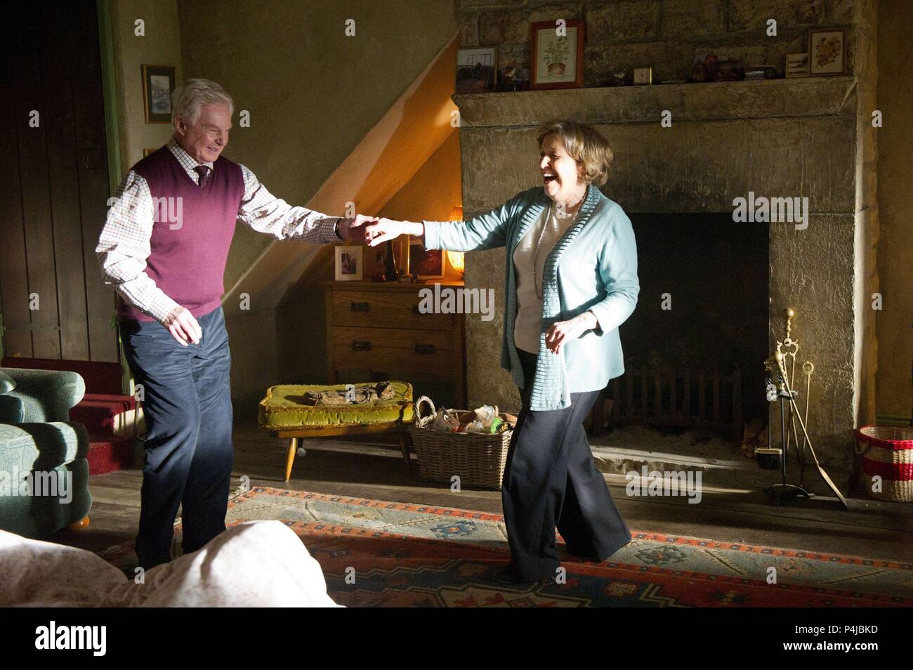 Titre original : DERNIER TANGO À HALIFAX. Titre en anglais : DERNIER TANGO À HALIFAX. Directeur de film : EUROS LYN. Année : 2012. Stars : DEREK JACOBI, ANNE REID. Credit : British Broadcasting Corporation (BBC) / Album Banque D'Images