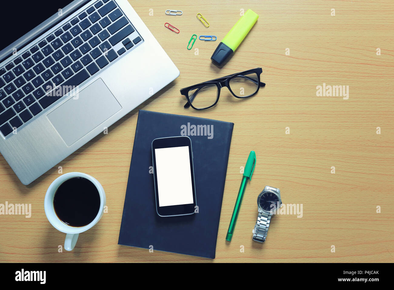 Bureau de travail avec l'équipement de travail et avoir l'espace pour copier dans votre idée de design concept de travail. Banque D'Images