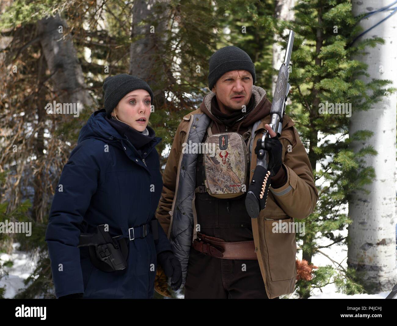 Titre original : WIND RIVER. Titre en anglais : WIND RIVER. Directeur de film : TAYLOR SHERIDAN. Année : 2017. Stars : Jeremy Renner, ELIZABETH OLSEN. Tension : Crédit photos / Album Banque D'Images