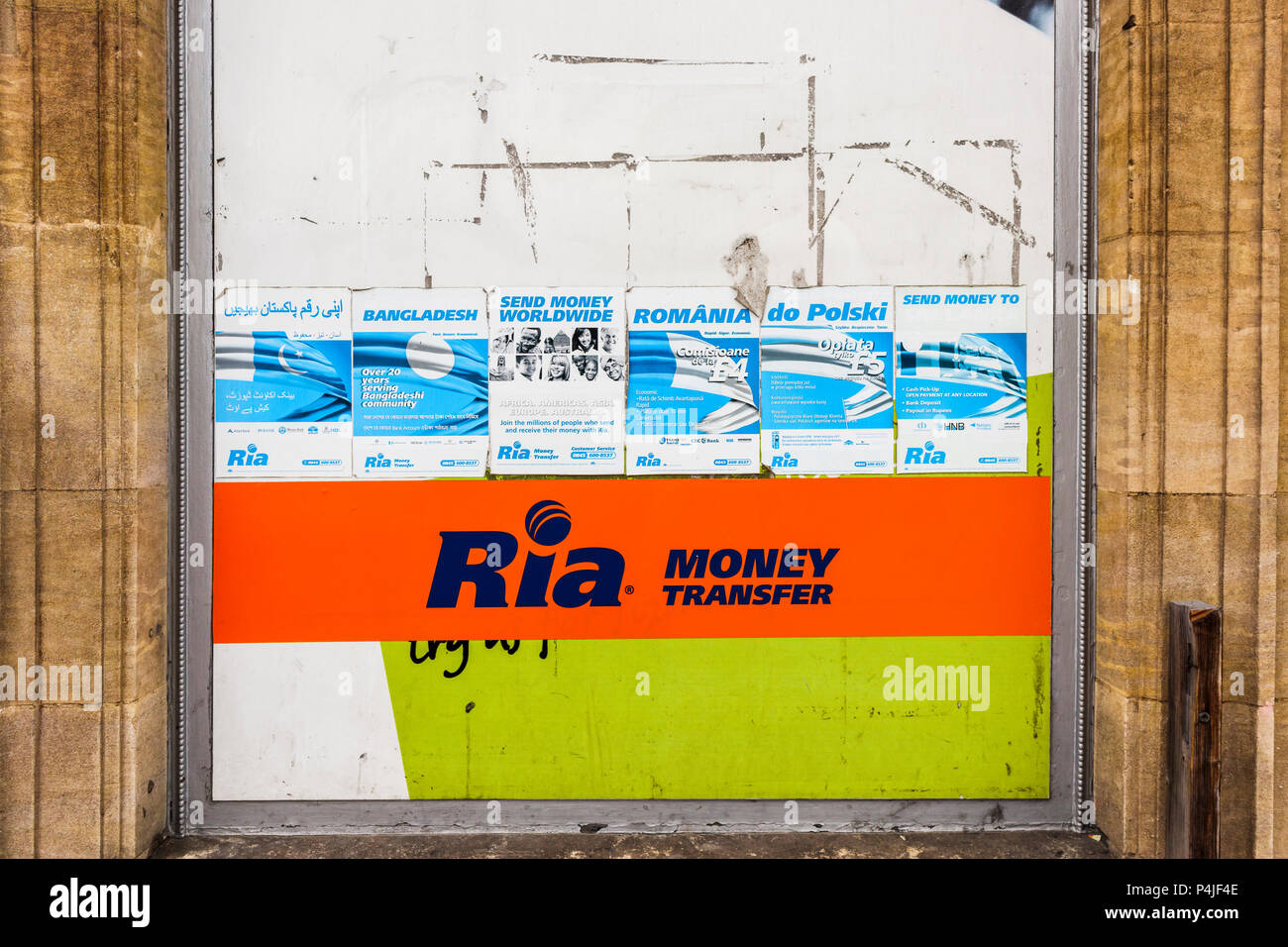 Signes multilingue Ria de publicité des services de transfert d'argent à l'étranger sur l'affichage à Woking, une ville multiculturelle à Surrey, Angleterre du Sud-Est, Royaume-Uni Banque D'Images