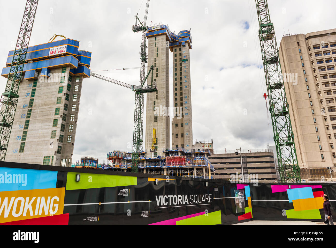 Cœurs de nouveaux bâtiments sur le site de construction de la nouvelle utilisation mixte Victoria Square Shopping Centre, un vaste projet de développement à Woking, Surrey, une ville dans le sud-est de l'Angleterre, Royaume-Uni Banque D'Images