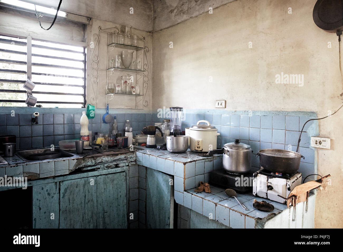 Cuisine sombre sale dans un vieux mendiant's house. Une scène sombre résumé sur la pauvreté et les problèmes de logement Banque D'Images