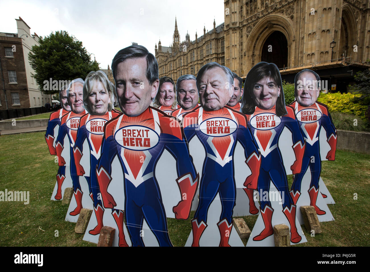 15 découpes de super-héros avec les visages des principaux députés rebelles conservateurs au Parlement européen, à la veille de l'extérieur de la Chambre des communes vote pour donner au Parlement un vote sur Brexit. Banque D'Images