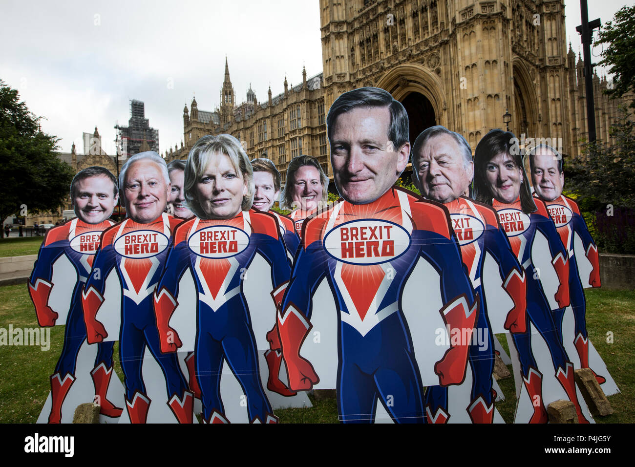 15 découpes de super-héros avec les visages des principaux députés rebelles conservateurs au Parlement européen, à la veille de l'extérieur de la Chambre des communes vote pour donner au Parlement un vote sur Brexit. Banque D'Images