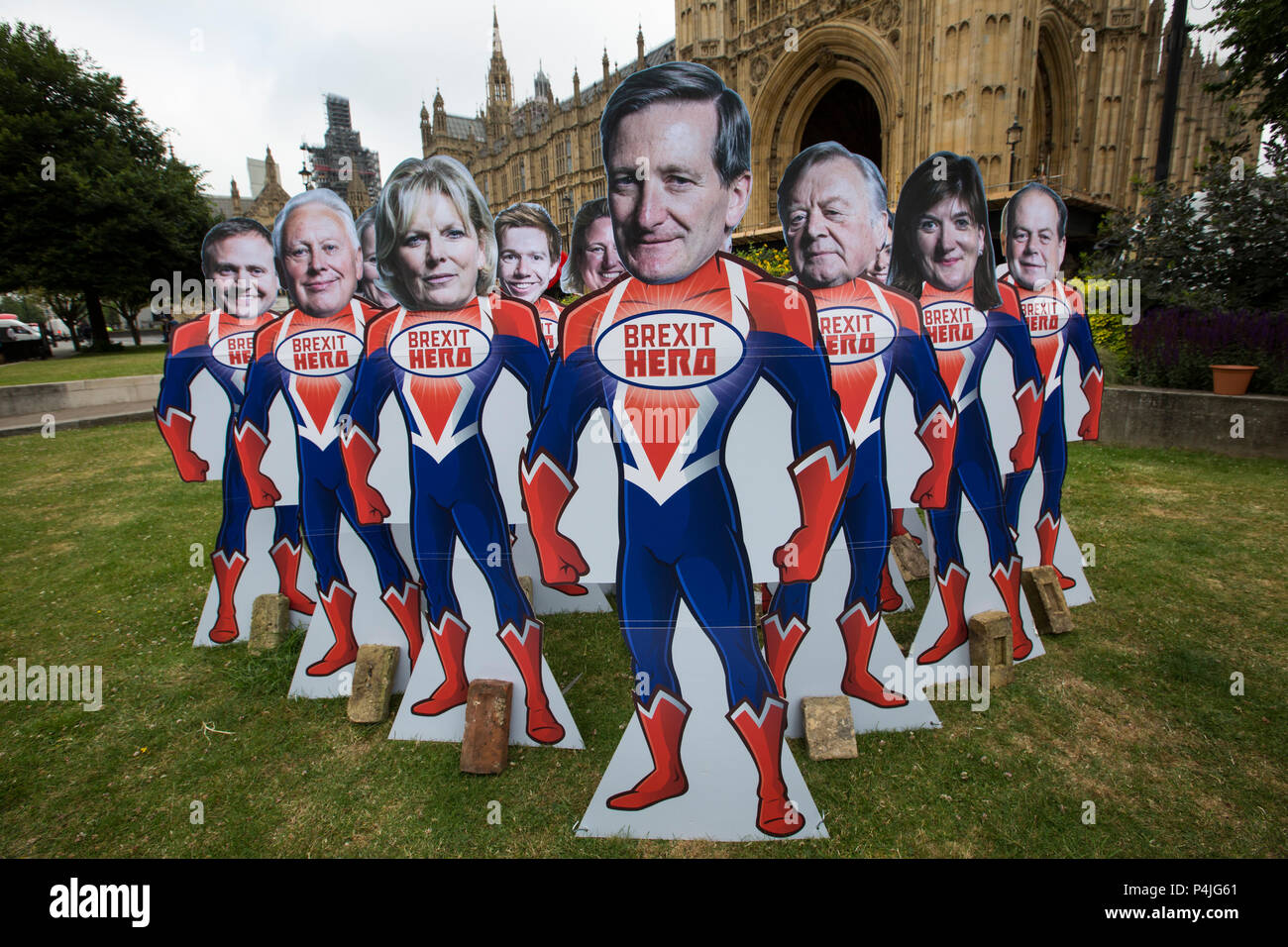 15 découpes de super-héros avec les visages des principaux députés rebelles conservateurs au Parlement européen, à la veille de l'extérieur de la Chambre des communes vote pour donner au Parlement un vote sur Brexit. Banque D'Images