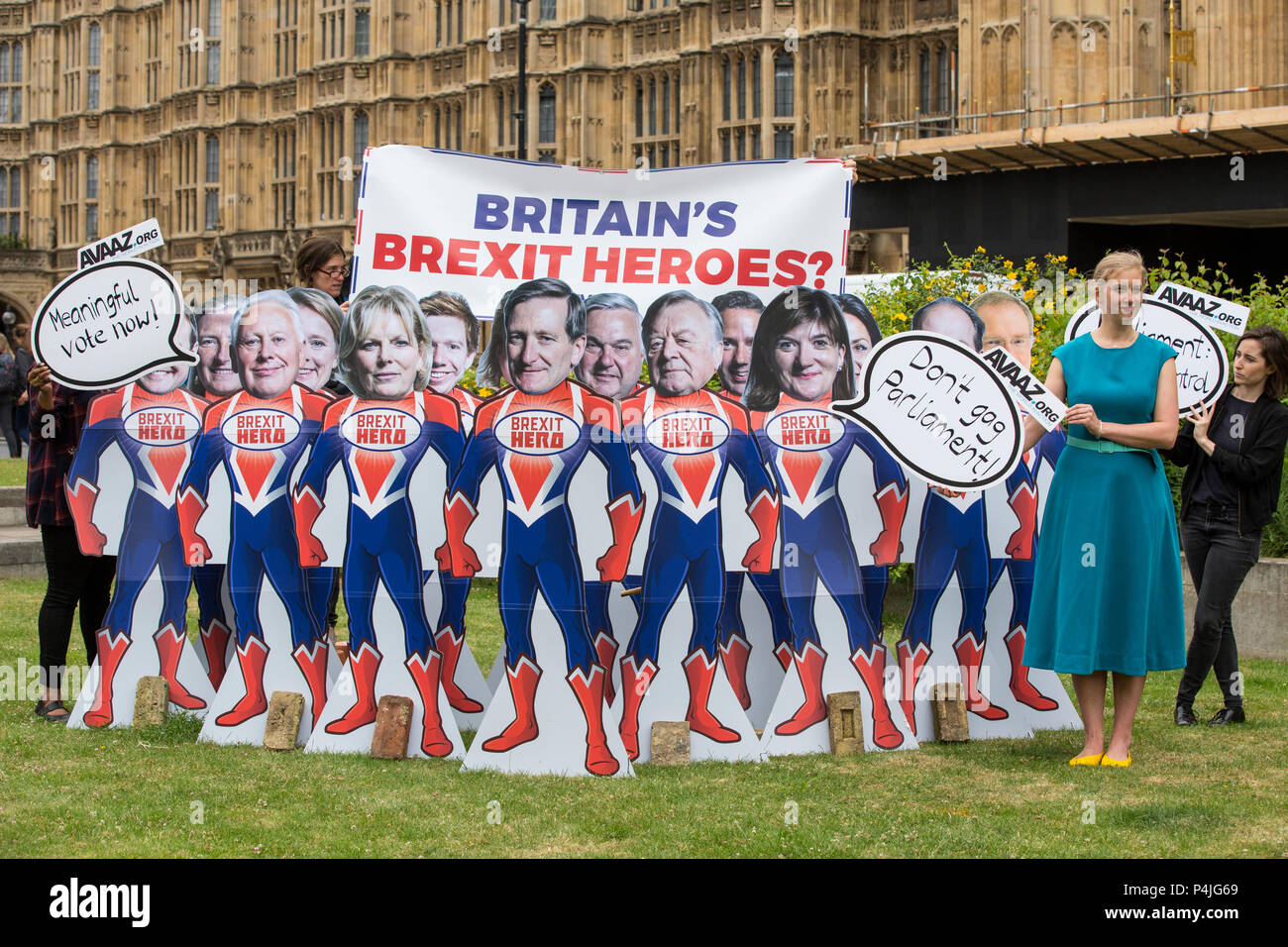 15 découpes de super-héros avec les visages des principaux députés rebelles conservateurs au Parlement européen, à la veille de l'extérieur de la Chambre des communes vote pour donner au Parlement un vote sur Brexit. Banque D'Images