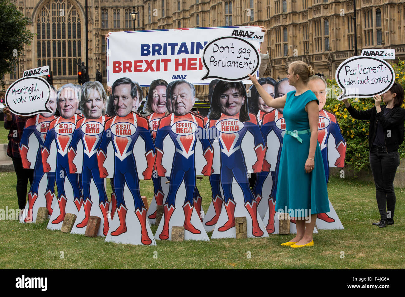 15 découpes de super-héros avec les visages des principaux députés rebelles conservateurs au Parlement européen, à la veille de l'extérieur de la Chambre des communes vote pour donner au Parlement un vote sur Brexit. Banque D'Images