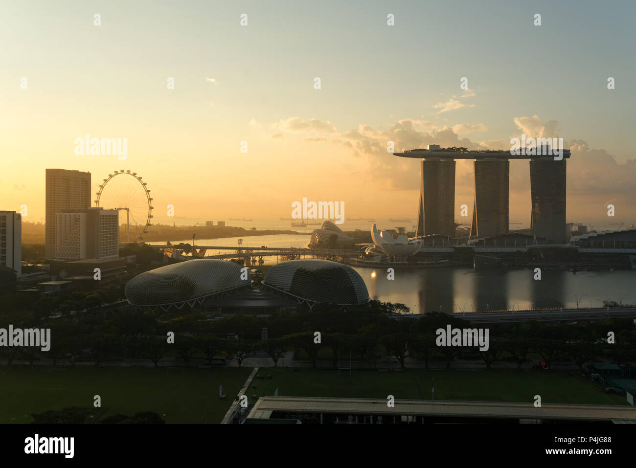 Paysage urbain de Singapour au crépuscule. Paysage du bâtiment d'entreprise autour de Singapour Marina Bay. Bâtiment moderne dans le quartier des affaires au crépuscule. Banque D'Images