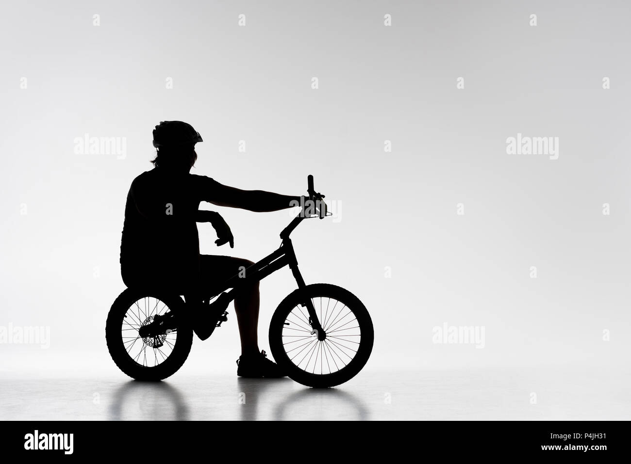 Silhouette de motards de première détente sur location sur blanc Banque D'Images