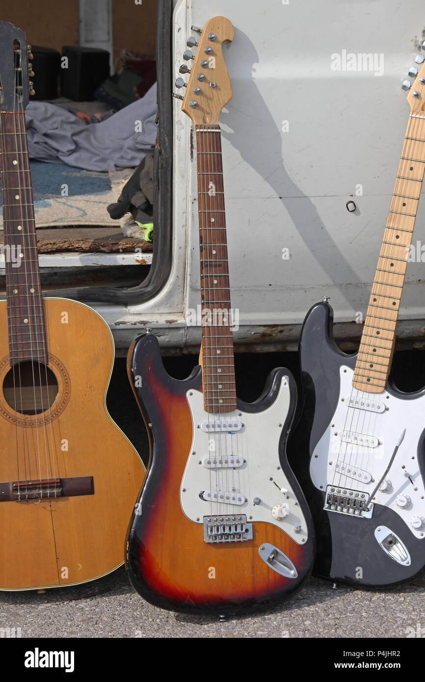 Ancien utilisé guitares pour vendre au Marché aux Puces Banque D'Images