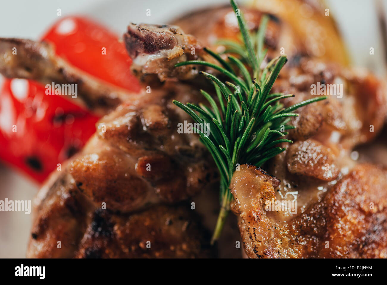 Vue rapprochée d'un délicieux poulet rôti au romarin et légumes grillés Banque D'Images