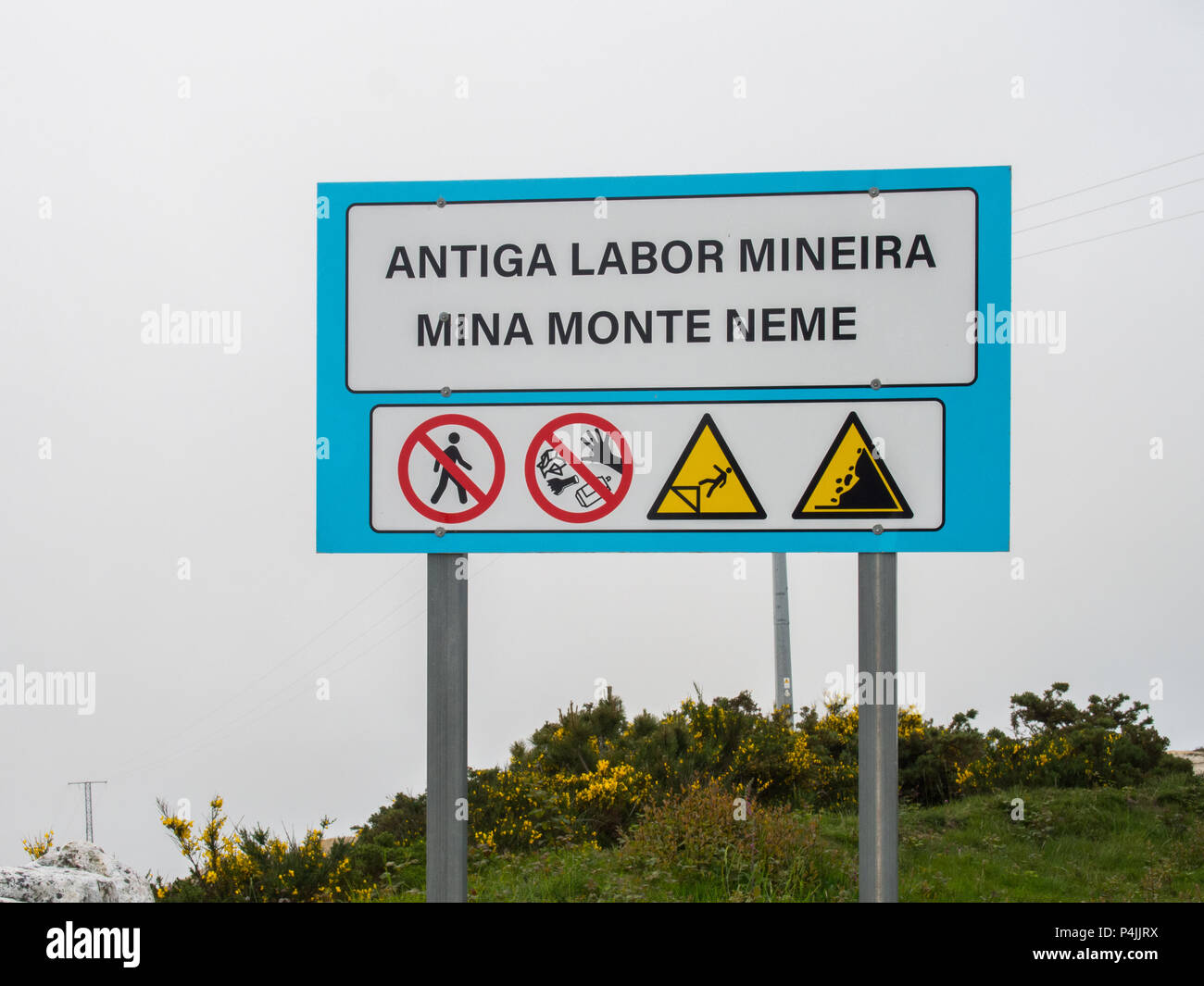 Old mining , du travail Neme mountain mine avec plusieurs signes de sécurité Banque D'Images