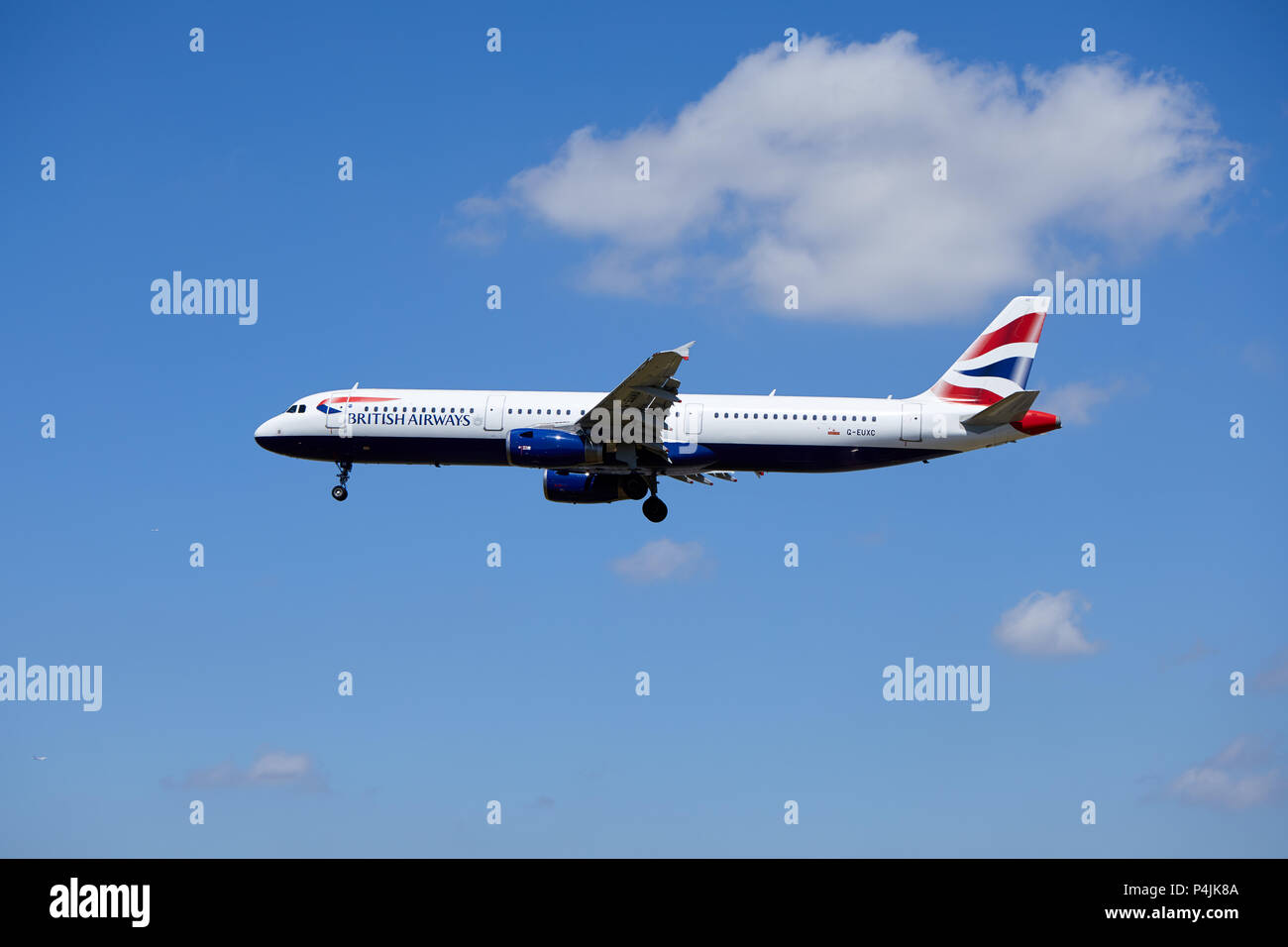 Un British Airways Airbus A321-231 aircraft, numéro d'enregistrement G-EUXC, approche d'un atterrissage. Banque D'Images