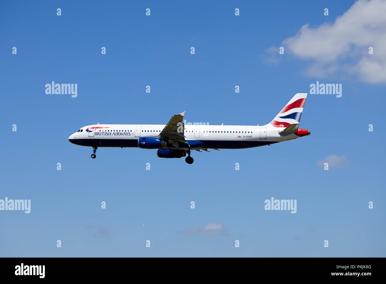 Un British Airways Airbus A321-231 aircraft, numéro d'enregistrement G-EUXC, approche d'un atterrissage. Banque D'Images