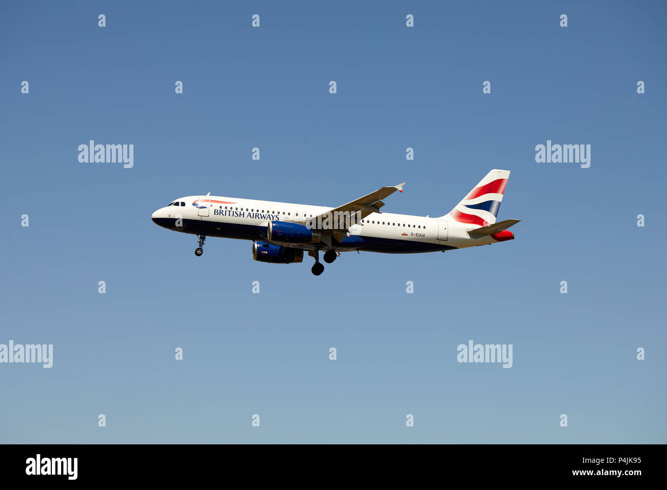Un British Airways Airbus A320-232 aircraft, numéro d'enregistrement G-EUUX, approche d'un atterrissage. Banque D'Images