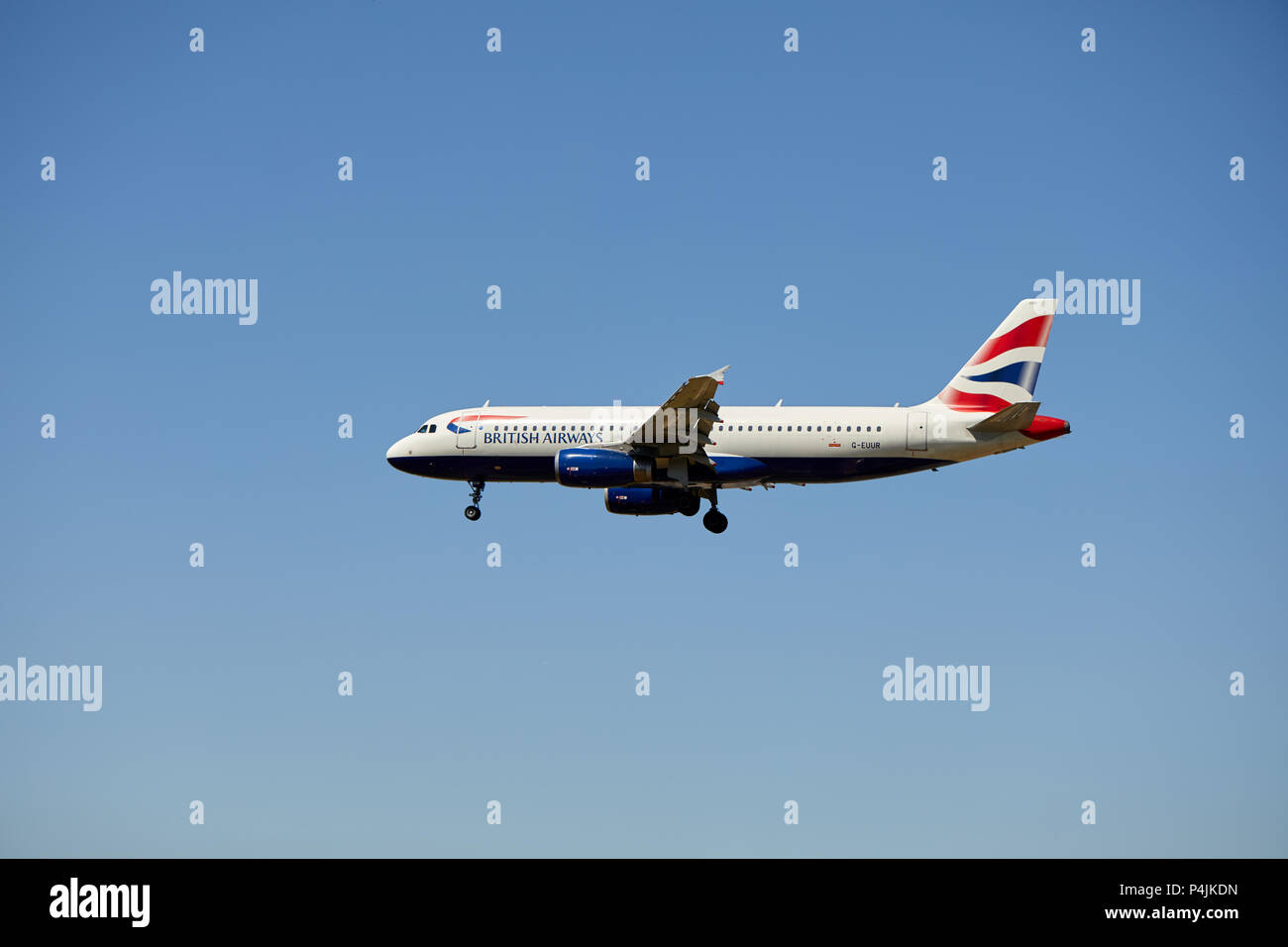 Un British Airways Airbus A320-232 aircraft, numéro d'enregistrement G-EUUR, approche d'un atterrissage. Banque D'Images