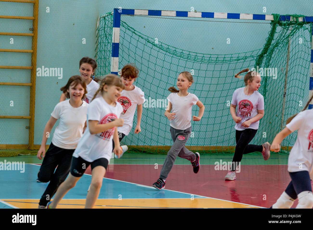 Russie Vladivostok 2018 Les Enfants Jouent Handball Intérieur